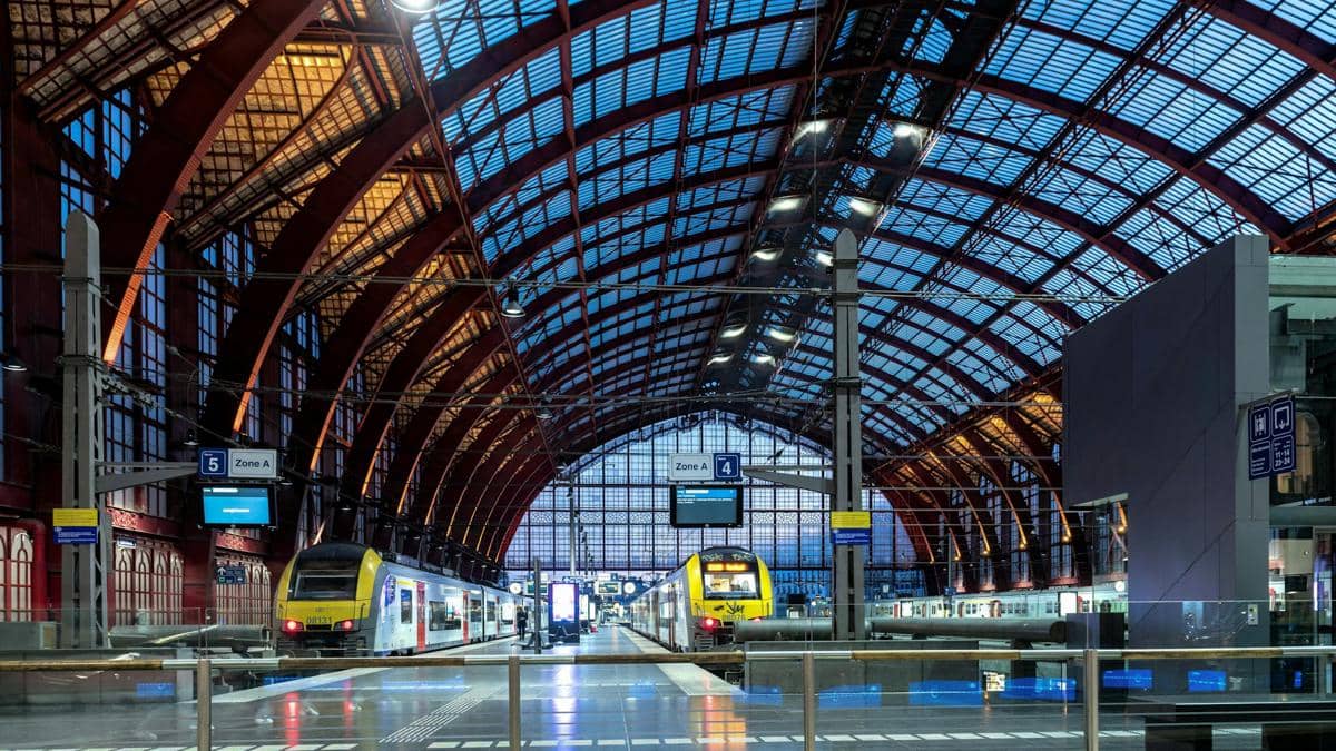 Interior stasiun kereta api Antwerpen Centraal di Belgia.