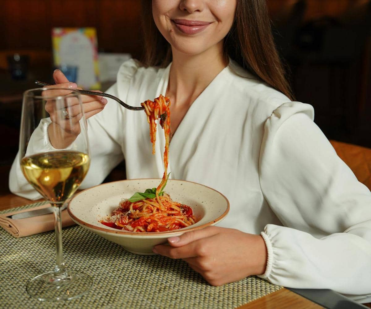 menikmati makanan