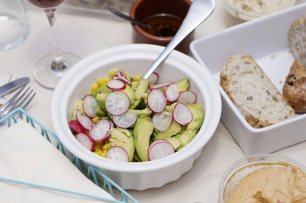 ilustrasi salad alpukat
