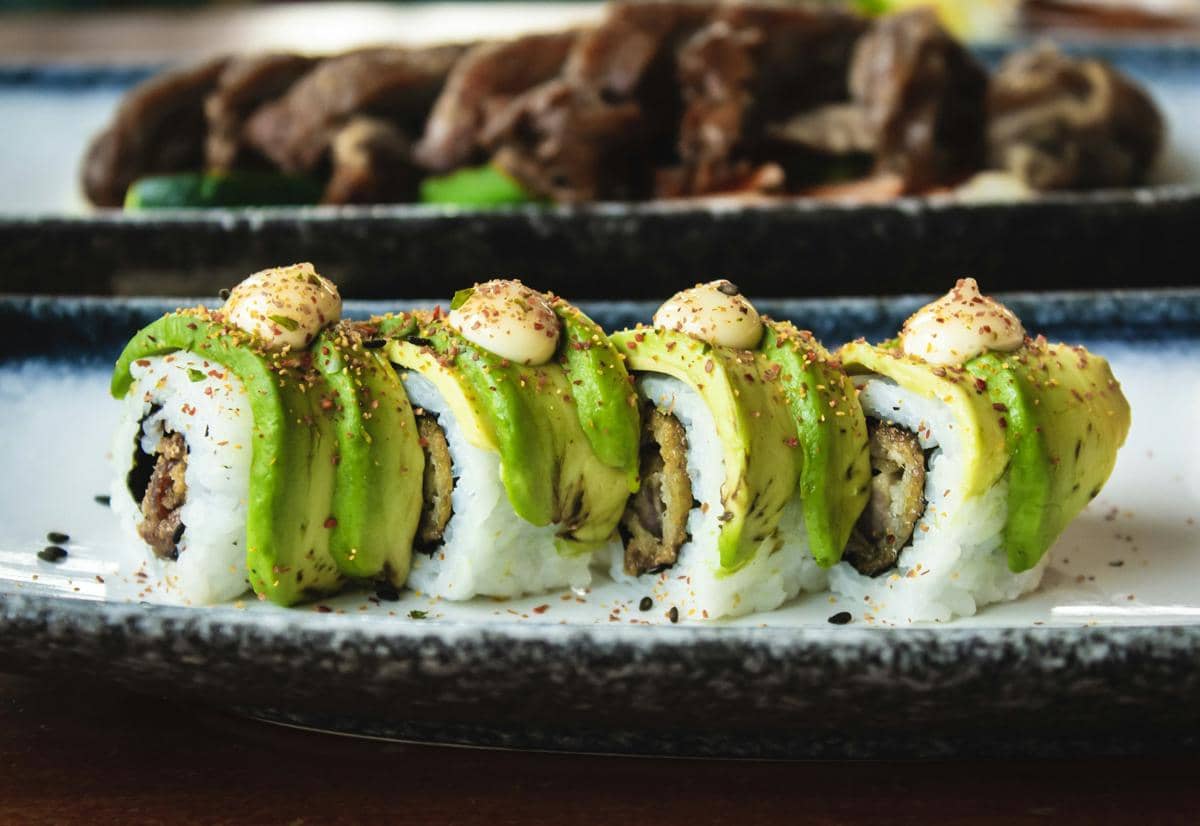 ilustrasi alpukat sushi roll