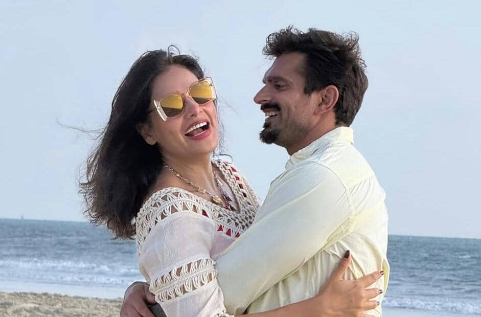 Rayakan Anniversary, 9 Potret Bipasha Basu dan Suami Liburan di Goa