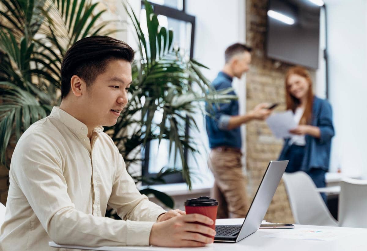 4 Tips agar Tetap Stand Out meski Jadi Outsider di Kantor
