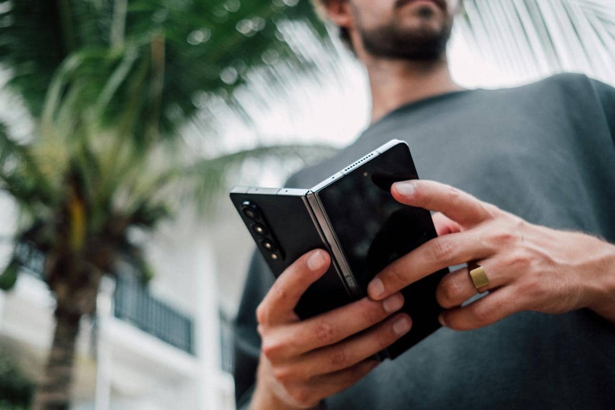 ilustrasi foldable phone