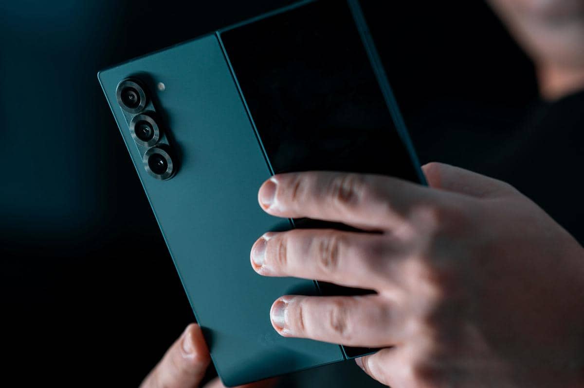 potret smartphone lipat
