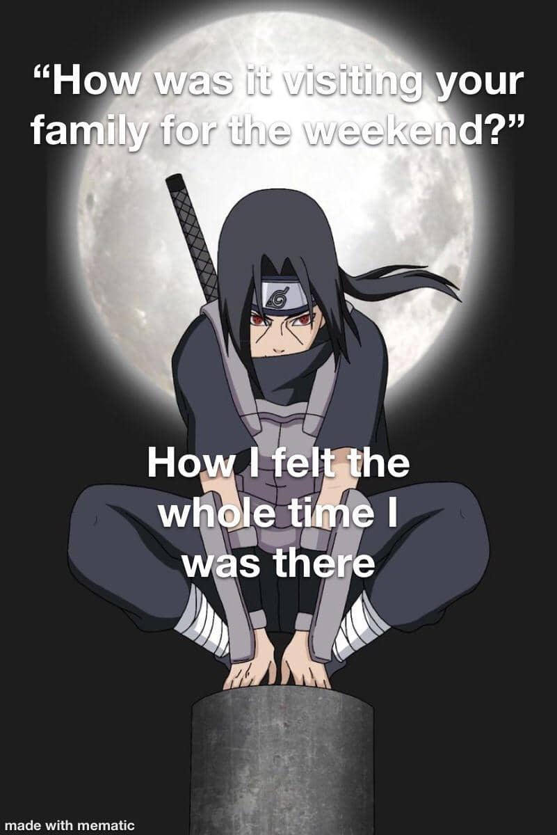 Karakter anime berpakaian ninja berpose di depan bulan penuh dengan teks lucu tentang perasaan saat mengunjungi keluarga di akhir pekan.