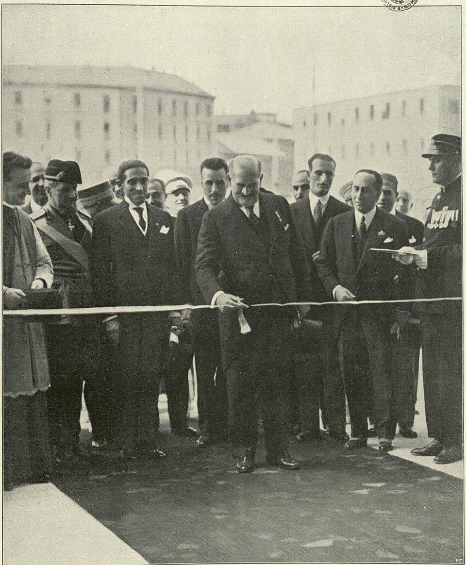 Peresmian stasiun kereta api Milano Centrale di Milan, Italia. Tokoh sentral yang terlihat memotong pita adalah Costanzo Ciano, seorang perwira angkatan laut dan politikus Italia.