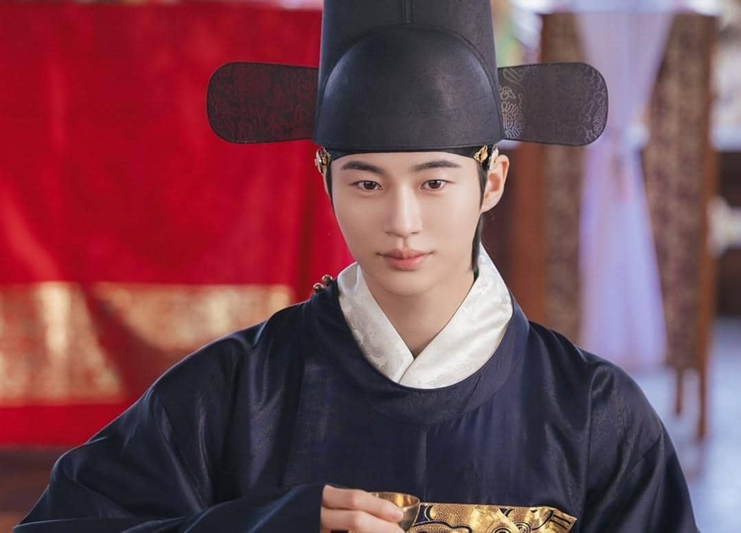 Byeon Woo Seok di drama Perfect Crown
