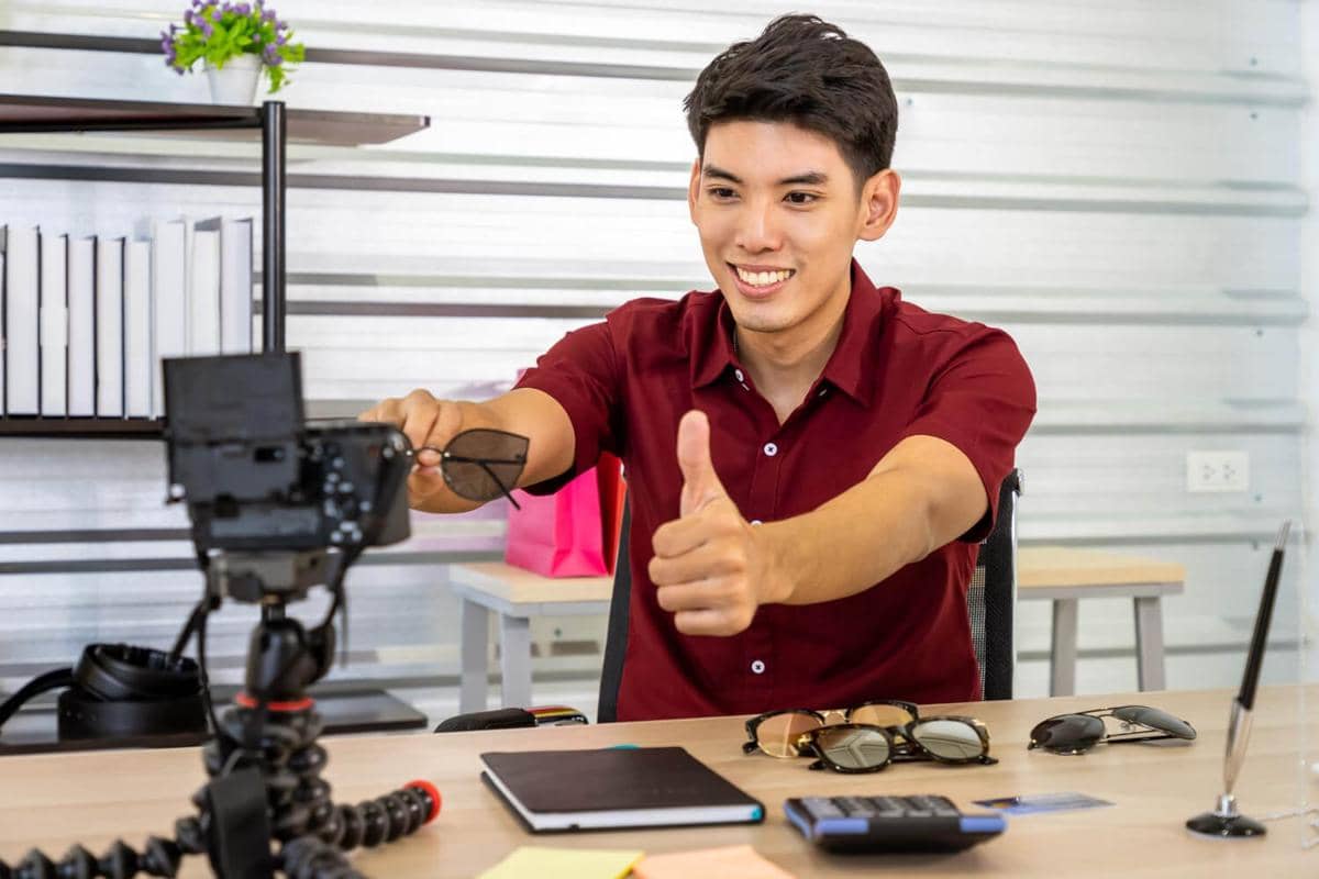 ilustrasi live streaming, content creator