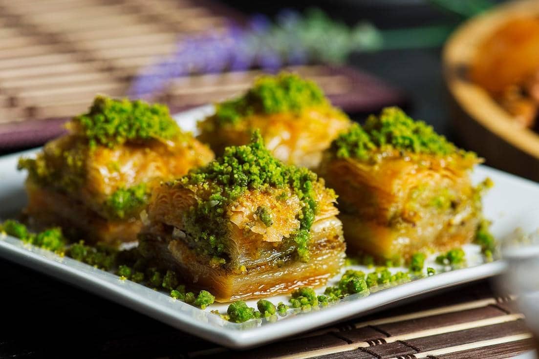 ilustrasi baklava dengan topping pistachio
