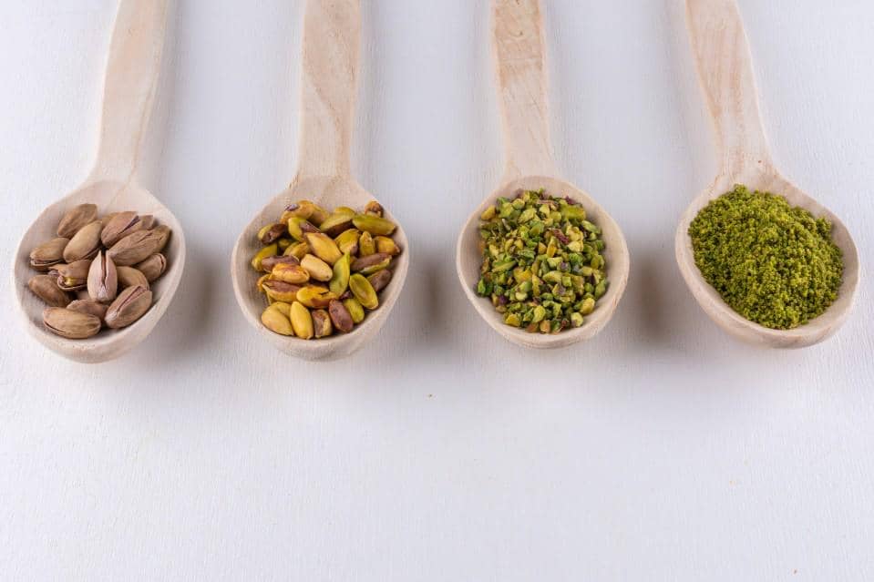 ilustrasi biji pistachio dan pistachio bubuk