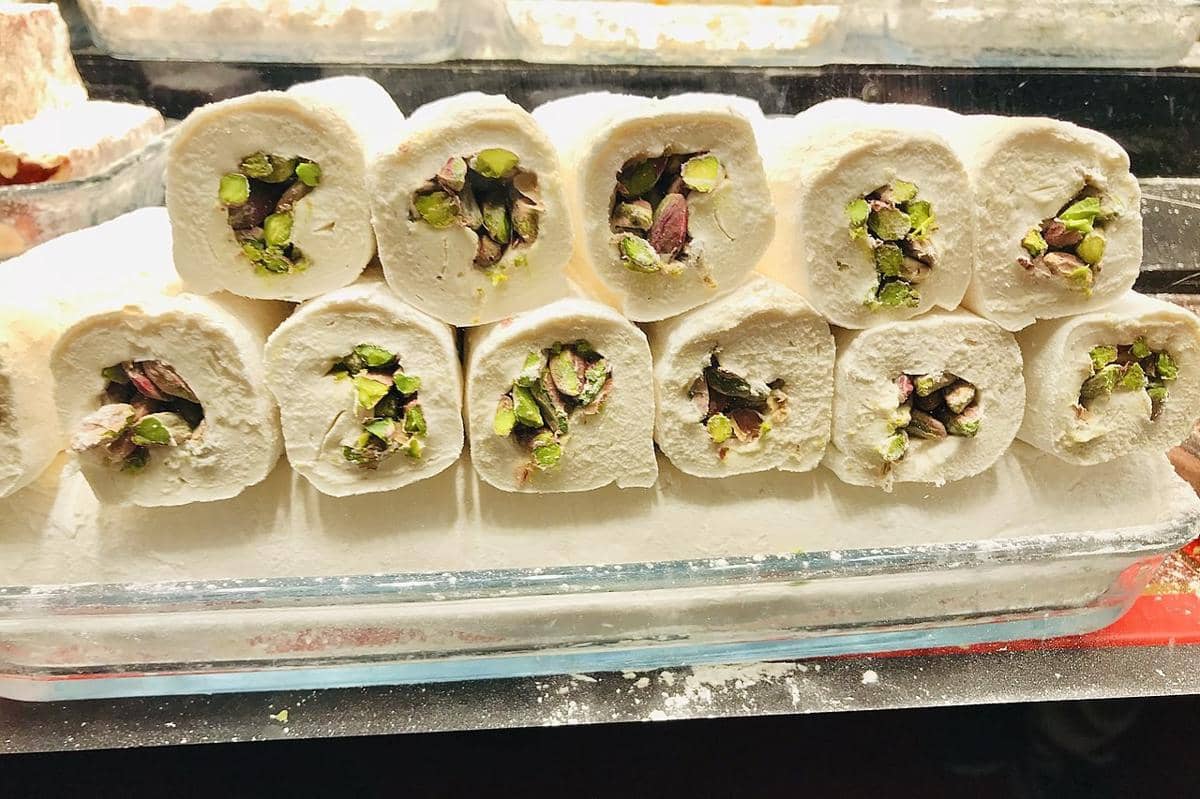 ilustrasi turkish delight dengan pistachio