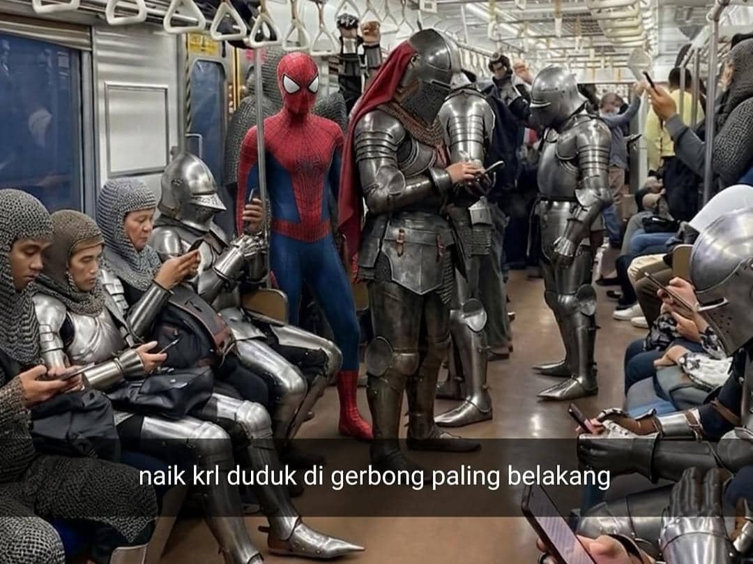 8 Meme Cowok di Kereta Belakang KRL, Jadi Tumbal?