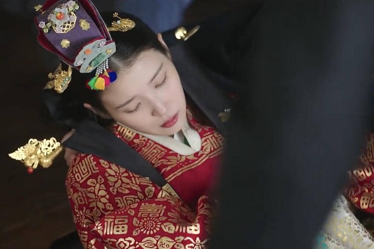 Seong Hui Ju (IU) dalam drakor Perfect Crown 