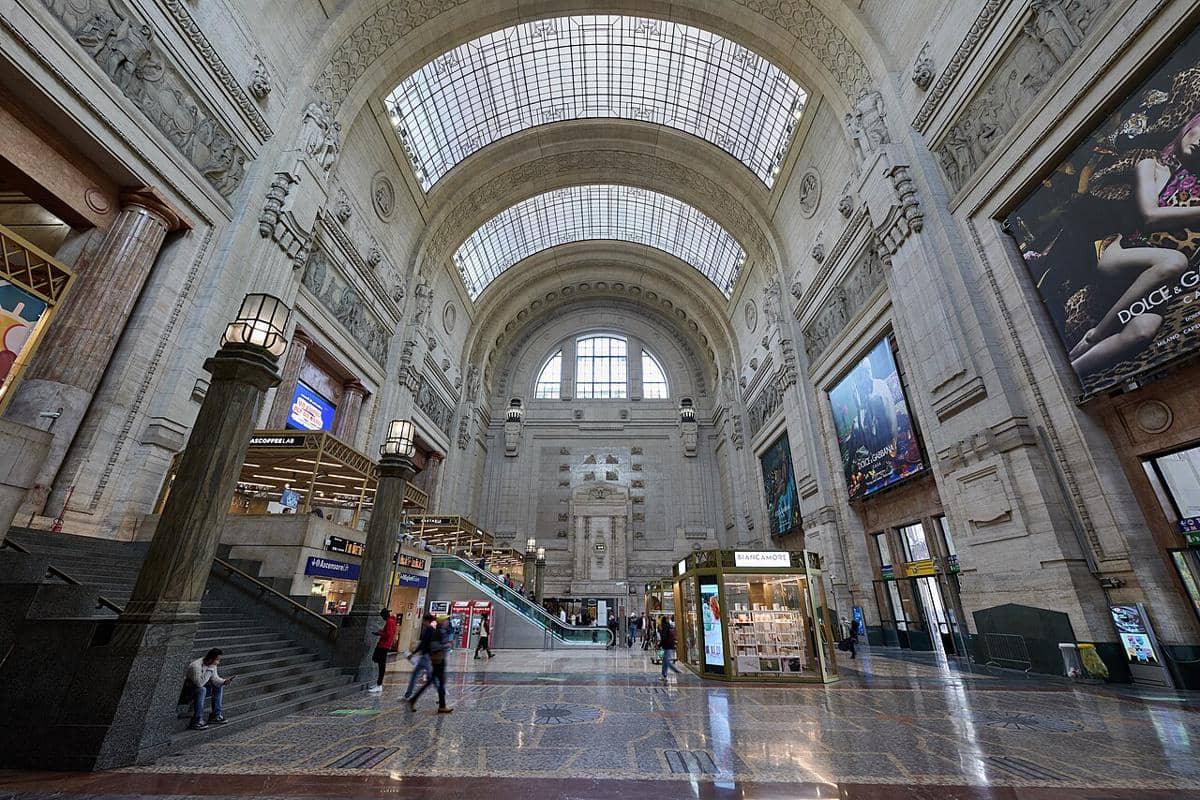 Interior stasiun kereta api Milano Centrale.