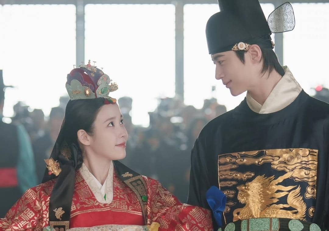 IU dan Byeon Woo Seok di drama Perfect Crown