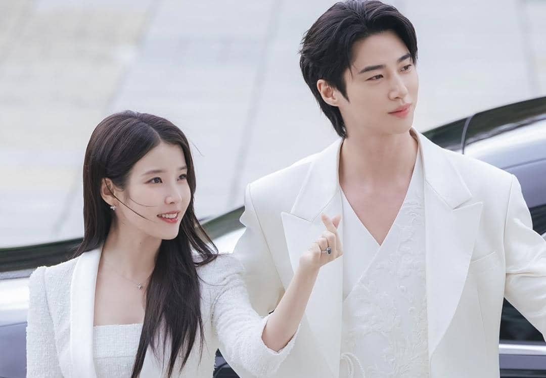 IU dan Byeon Woo Seok di drama Perfect Crown