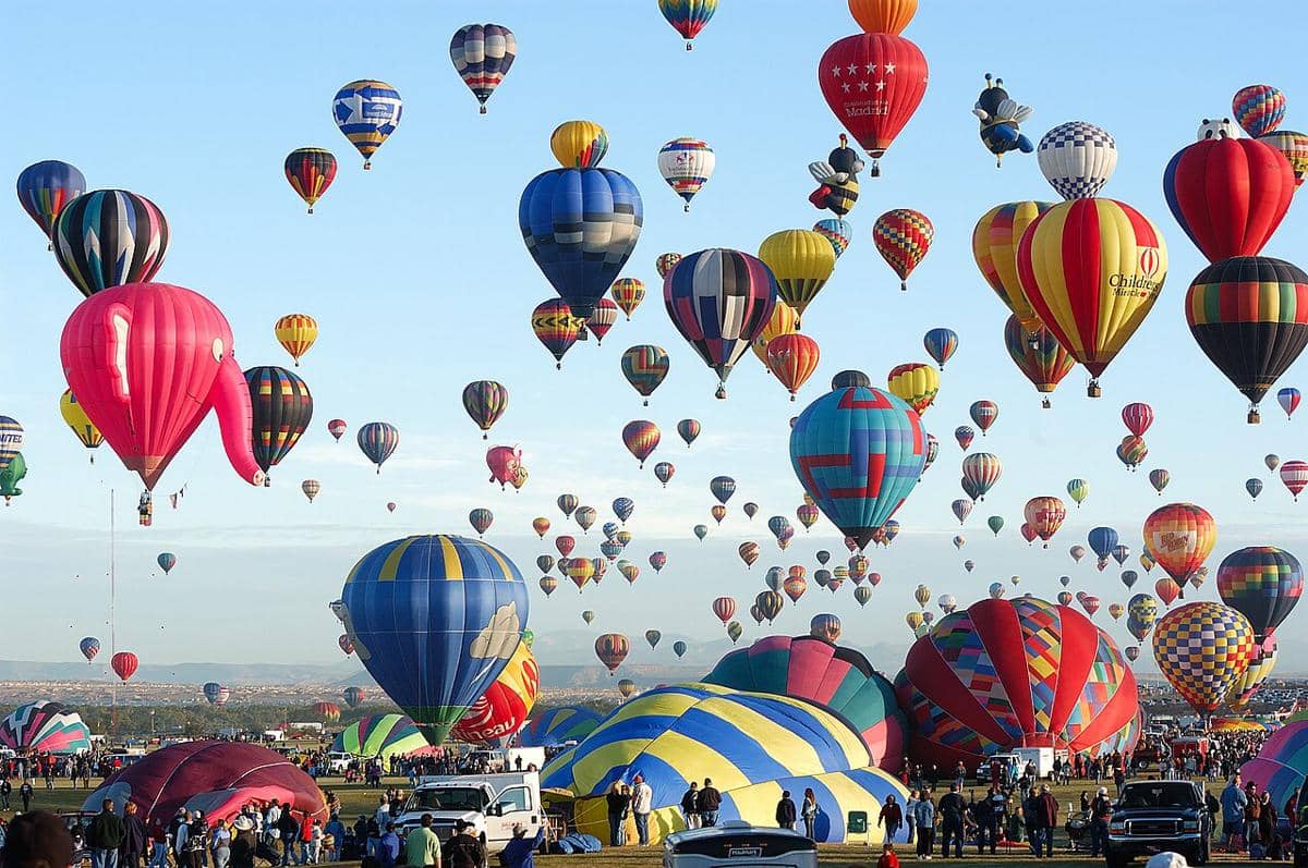 potret balon udara yang diterbangkan dalam acara tahunan Albuquerque International Balloon Fiesta di Albuquerque, New Mexico, AS