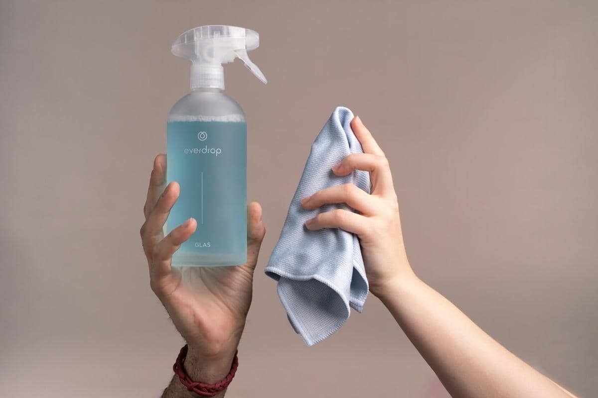 ilustrasi alat pembersih, kain microfiber