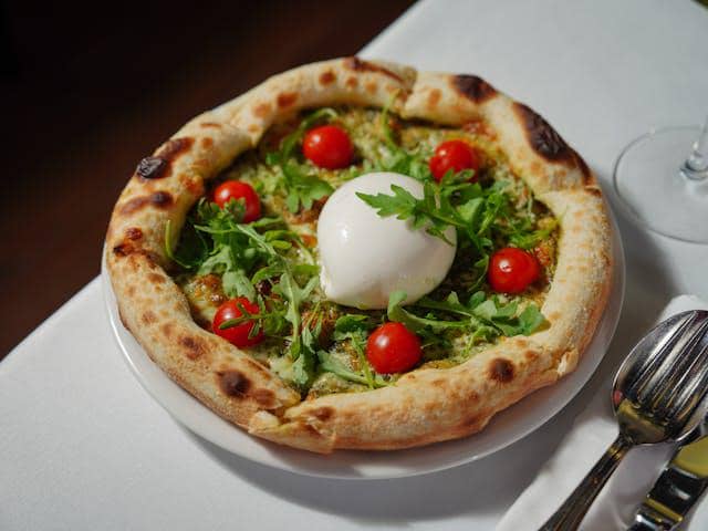 ilustrasi pizza alpukat