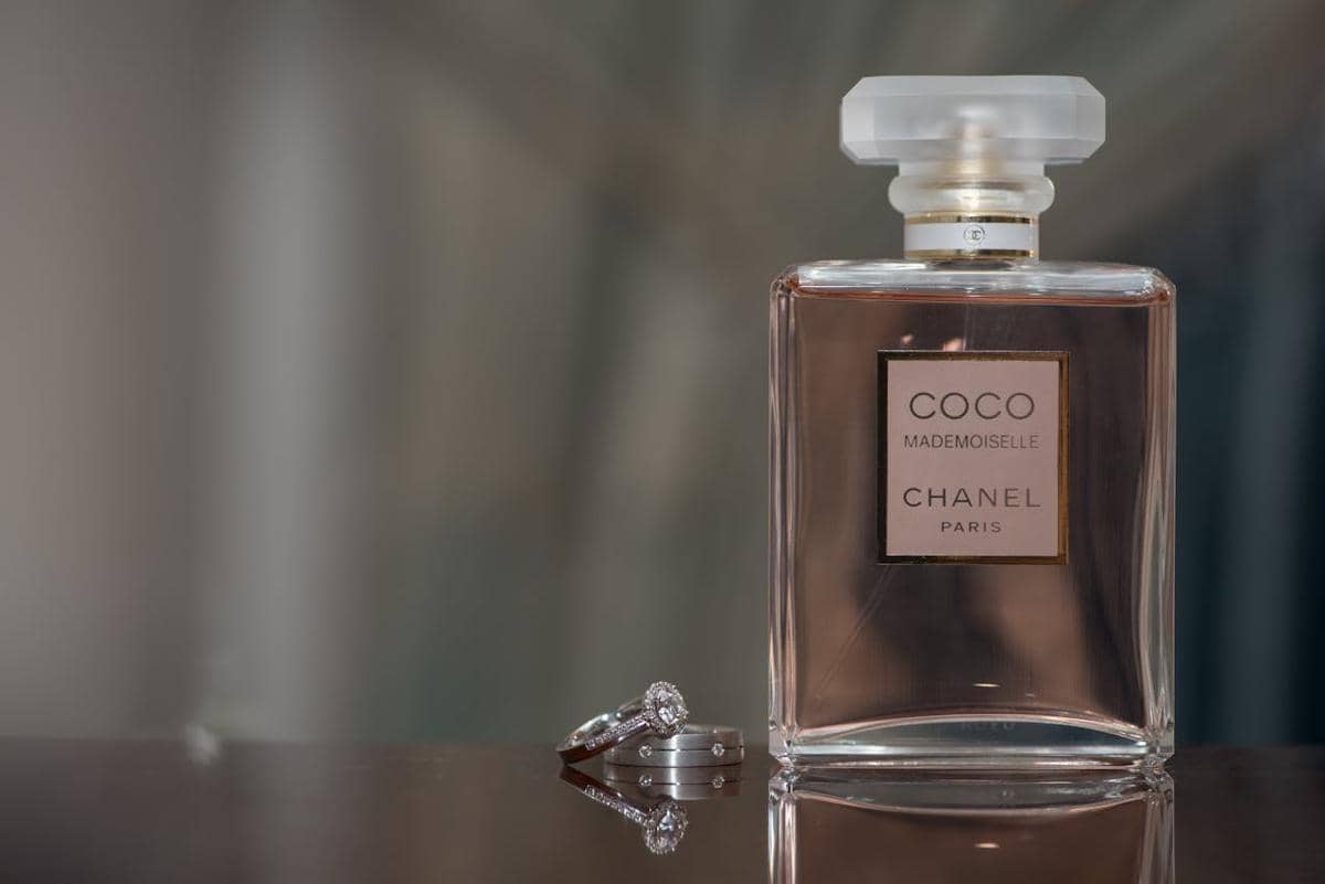 ilustrasi parfum putih