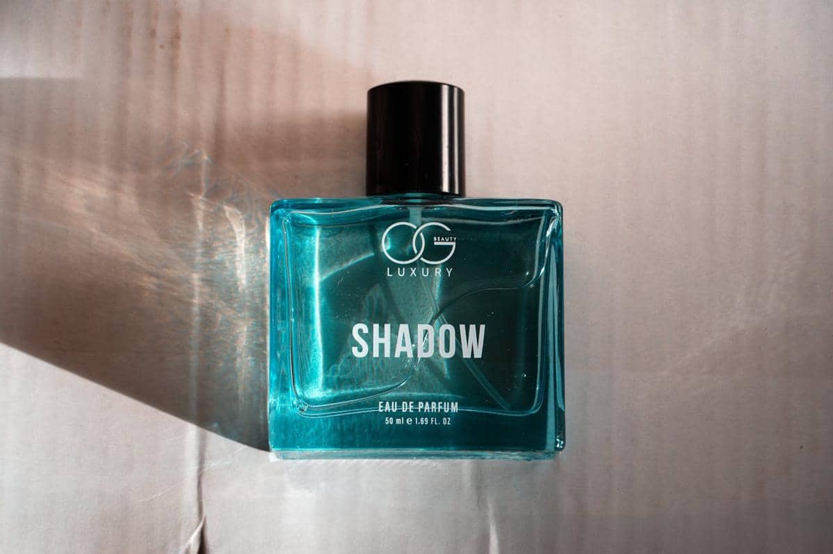 ilustrasi parfum biru