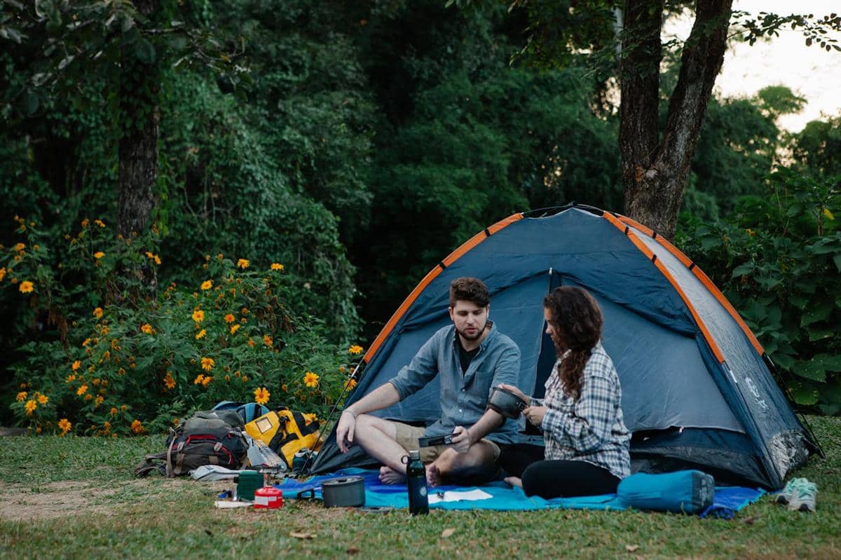 ilustrasi suasana camping yang tertib
