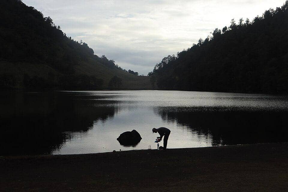 potret pendaki sedang mengambil air di Ranu Kumbolo 
