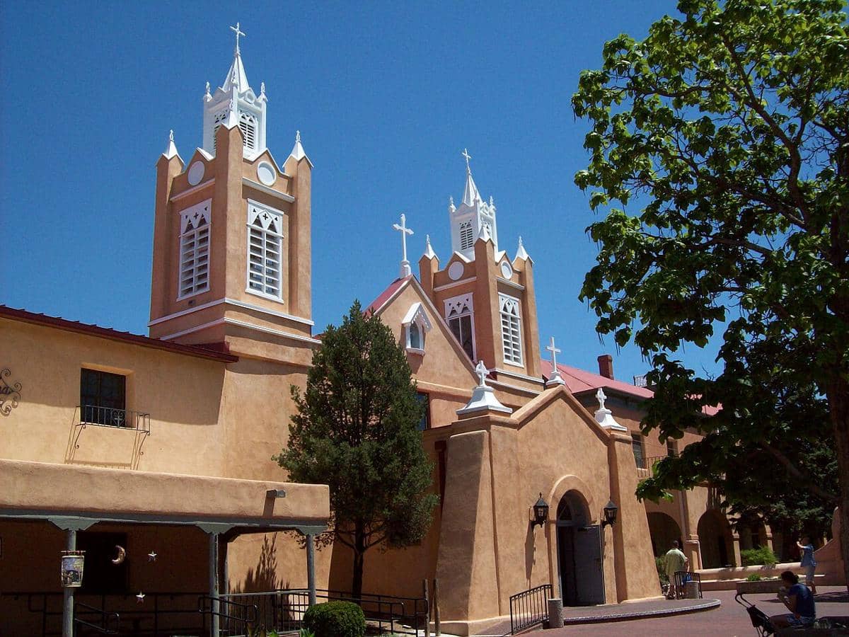 potret bangunan Gereja Katolik Roma San Felipe de Neri, yang dibangun pada abad ke-18 di Kota Tua Albuquerque, New Mexico, AS 