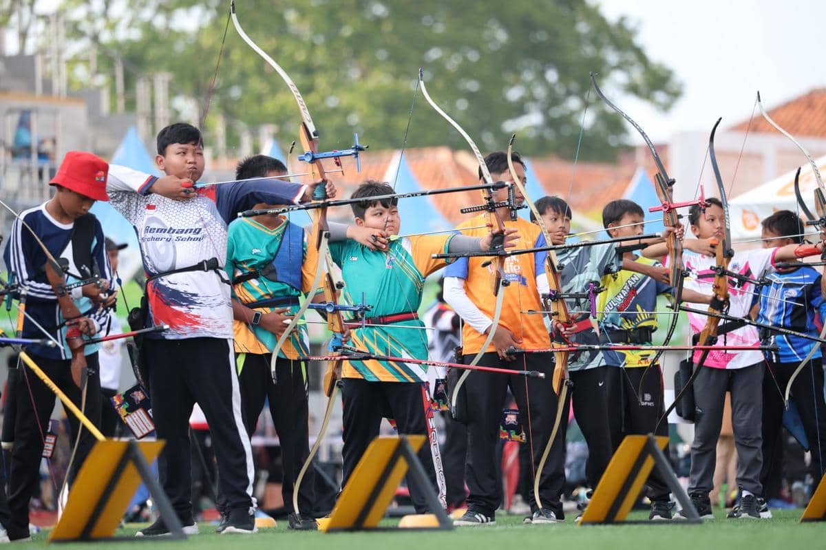Sejumlah peserta muda memanah dengan busur di ajang MilkLife Archery Challenge Seri 1 2026 yang digelar di lapangan terbuka.