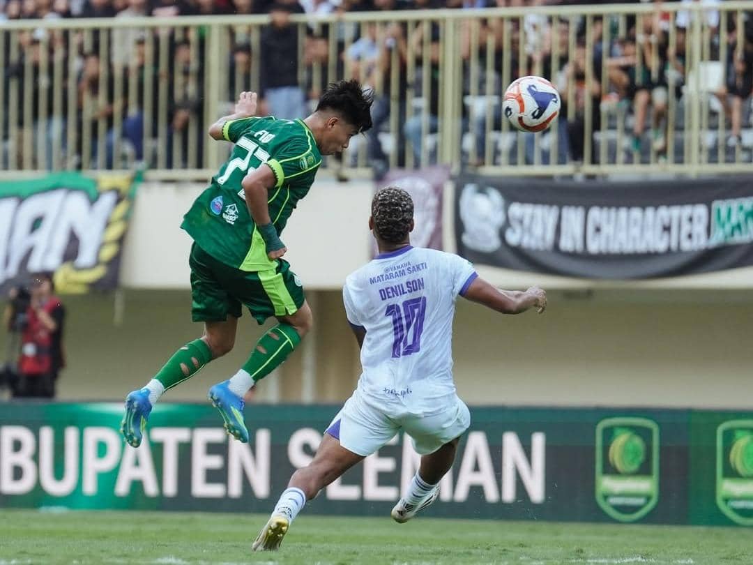 Pemain PSS Sleman melompat menyundul bola saat menghadapi PSIS Semarang di Stadion Maguwoharjo, Sleman, dalam laga penentuan promosi.