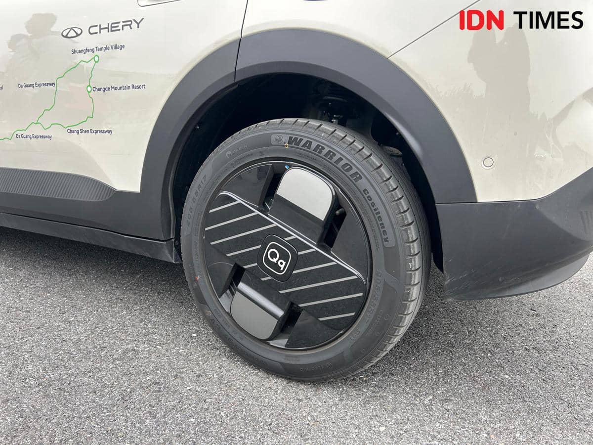 Pelek mobil Chery berdesain unik berdiameter 17 inci dengan pola garis modern dan ban Warrior di permukaan jalan aspal.
