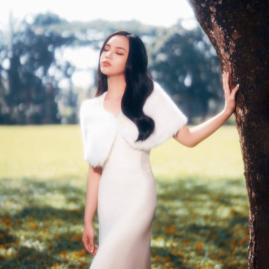 Potret Lyodra yang diunggah ke Instagram untuk promo lagu terbarunya berjudul "Pura Pura"