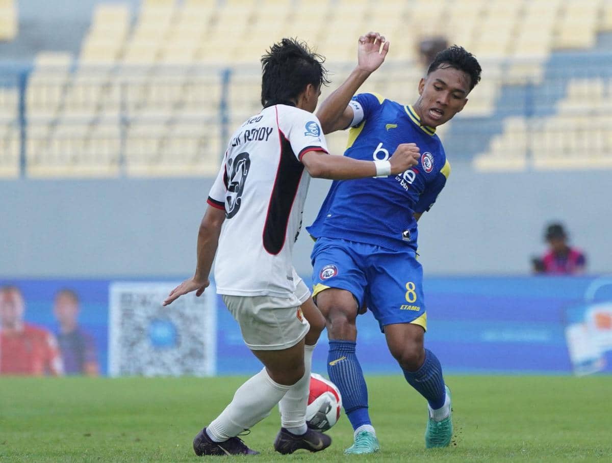 Pemain Persik Kediri dan Arema FC berebut bola dalam pertandingan Liga 1 di Stadion Gelora Joko Samudro, Gresik.