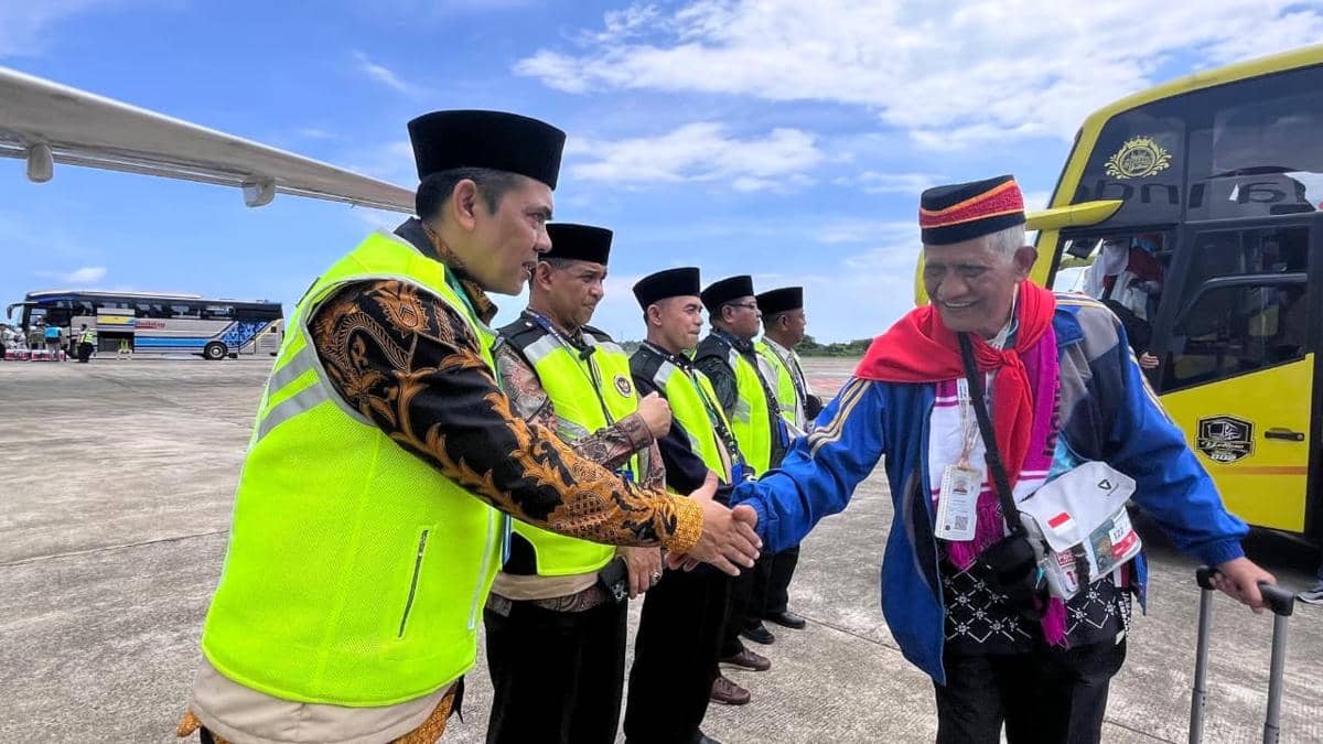 Kakanwil Kemenhaj Sumbar, M Rifki melepas jemaah yang akan berangkat ke tanah suci (Foto: Kemenhaj Sumbar)