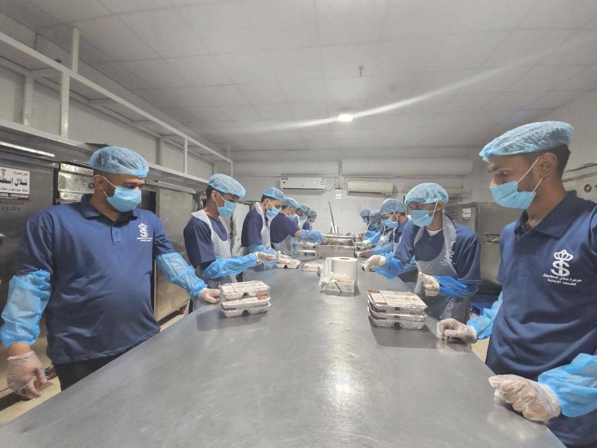 Staf dapur Marmara Shallal di Istanbul mengenakan seragam biru dan alat pelindung diri saat menyiapkan makanan untuk jemaah haji Indonesia.