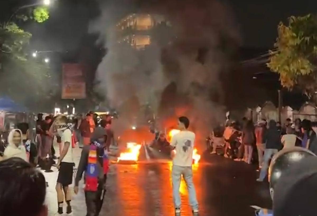 Kecewa Kalah Lagi, Aremania Kepung Kantor Arema FC