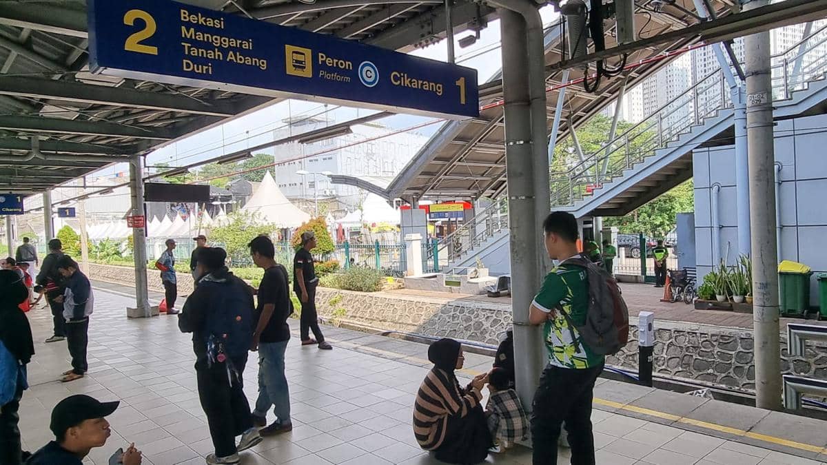 Usai Tabrakan Kereta dan KRL, Stasiun Bekasi Timur Kembali Beroperasi