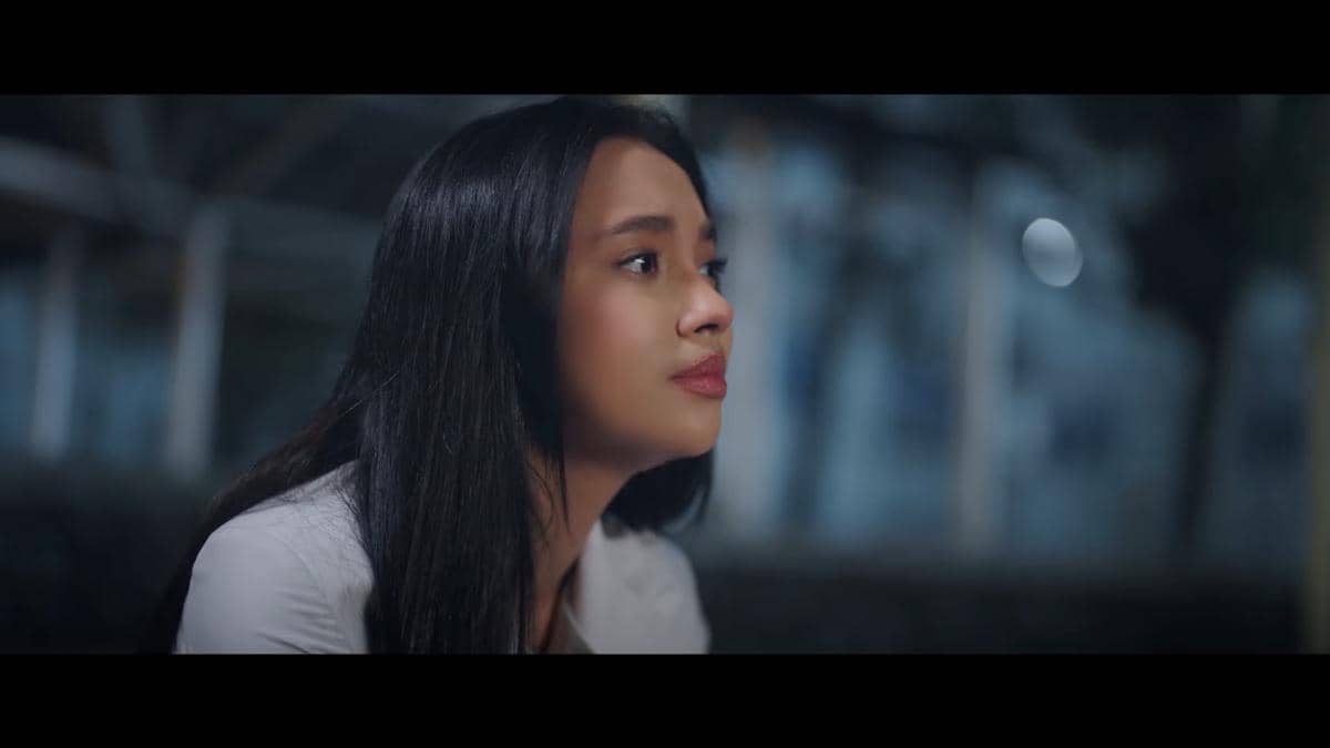 Lyodra dalam music video lagu terbarunya berjudul Pura Pura