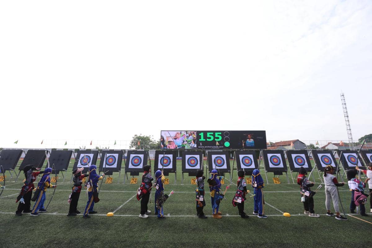 Peserta muda mengikuti kompetisi panahan MilkLife Archery Challenge Seri 1 2026 di lapangan dengan deretan target panah.