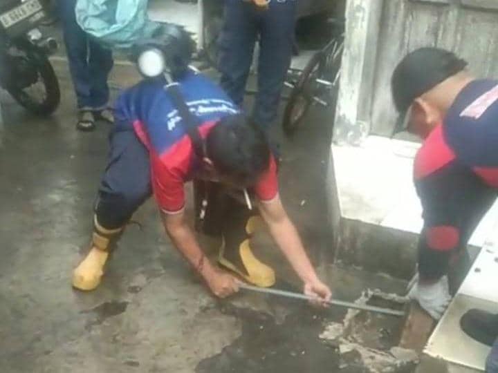Petugas damkar Kota Tangerang mengevakuasi ular sepanjang tiga meter yang menyumbat saluran drainase di area pemukiman.