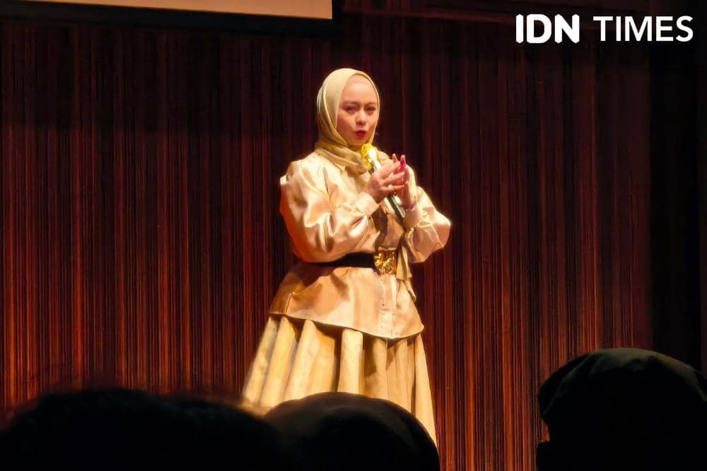 Potret Ligwina Hananto di atas panggung dalam acara stand up comedy-nya yang bertajuk The Golden Era