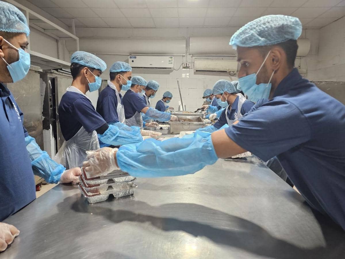 Staf dapur Marmara Shallal Istanbul mengenakan masker dan penutup kepala saat menyiapkan makanan untuk jemaah haji Indonesia.