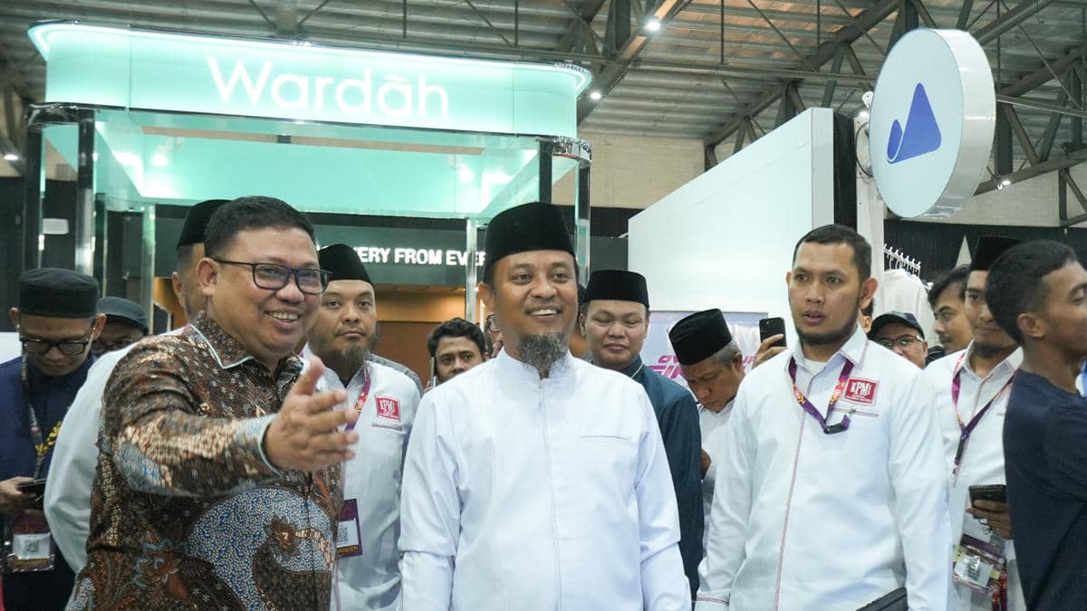 Seorang pejabat bersama panitia dan pengunjung menghadiri pembukaan Muslim Life Fair 2026 di Summarecon Mutiara Makassar Convention Center.