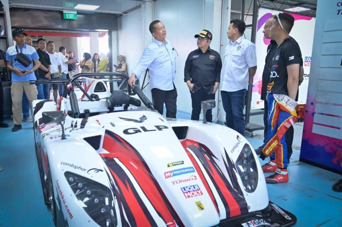 Gubernur NTB Lalu Muhamad Iqbal melihat salah satu garasi tim balap GT World Challenge Asia 2026 di Sirkuit Mandalika.