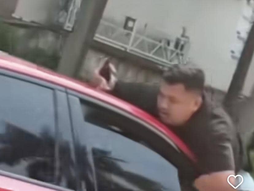 Viral Pria Bergelantungan di Atap Mobil yang Melaju di Jakbar