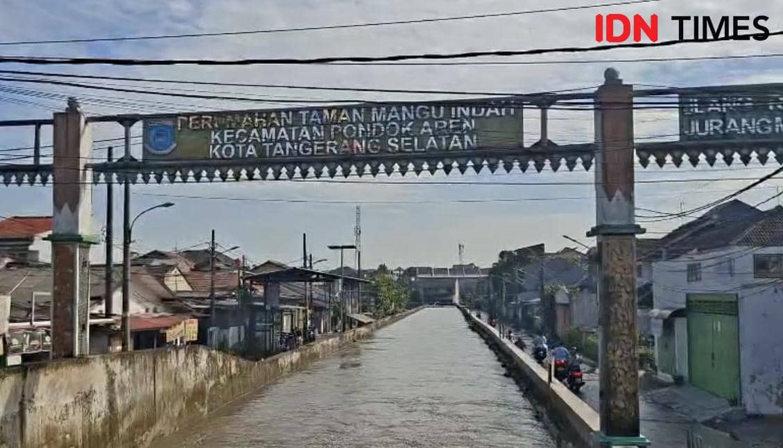 Kali Ciputat mengalir di antara permukiman padat di Perumahan Taman Mangu Indah, Kecamatan Pondok Aren, Tangerang Selatan.