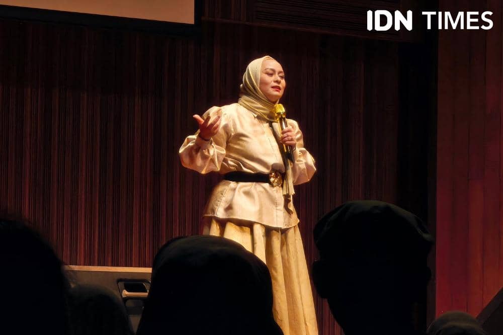 Potret Ligwina Hananto di atas panggung dalam acara stand up comedy-nya yang bertajuk The Golden Era