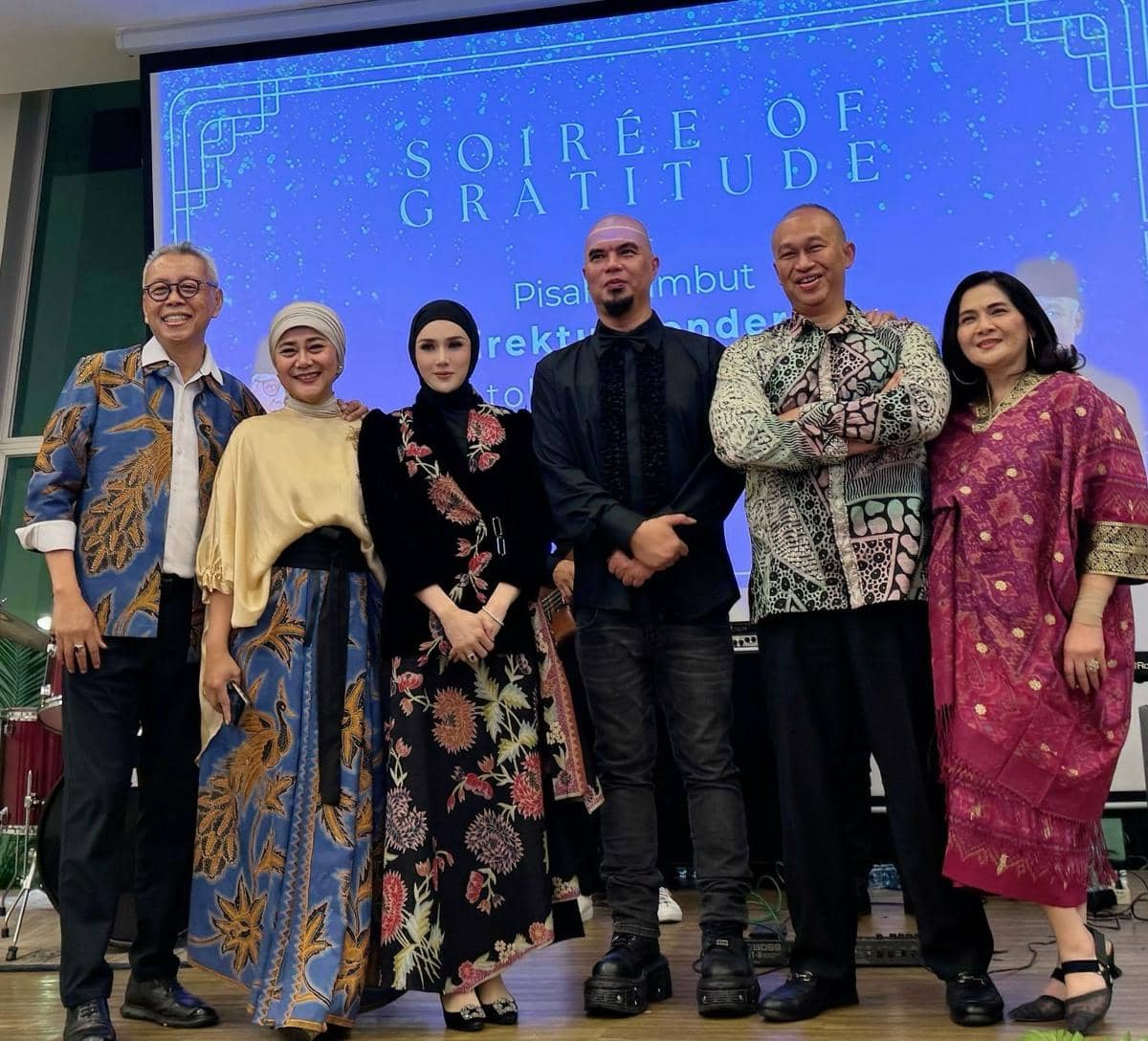 Enam orang berpose bersama di acara pisah sambut Dirjen Protokol Kemenlu RI dengan latar layar bertuliskan Soirée of Gratitude.