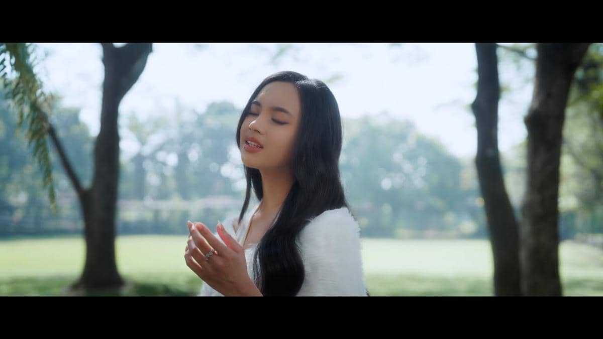 Lyodra dalam music video lagu terbarunya berjudul Pura Pura