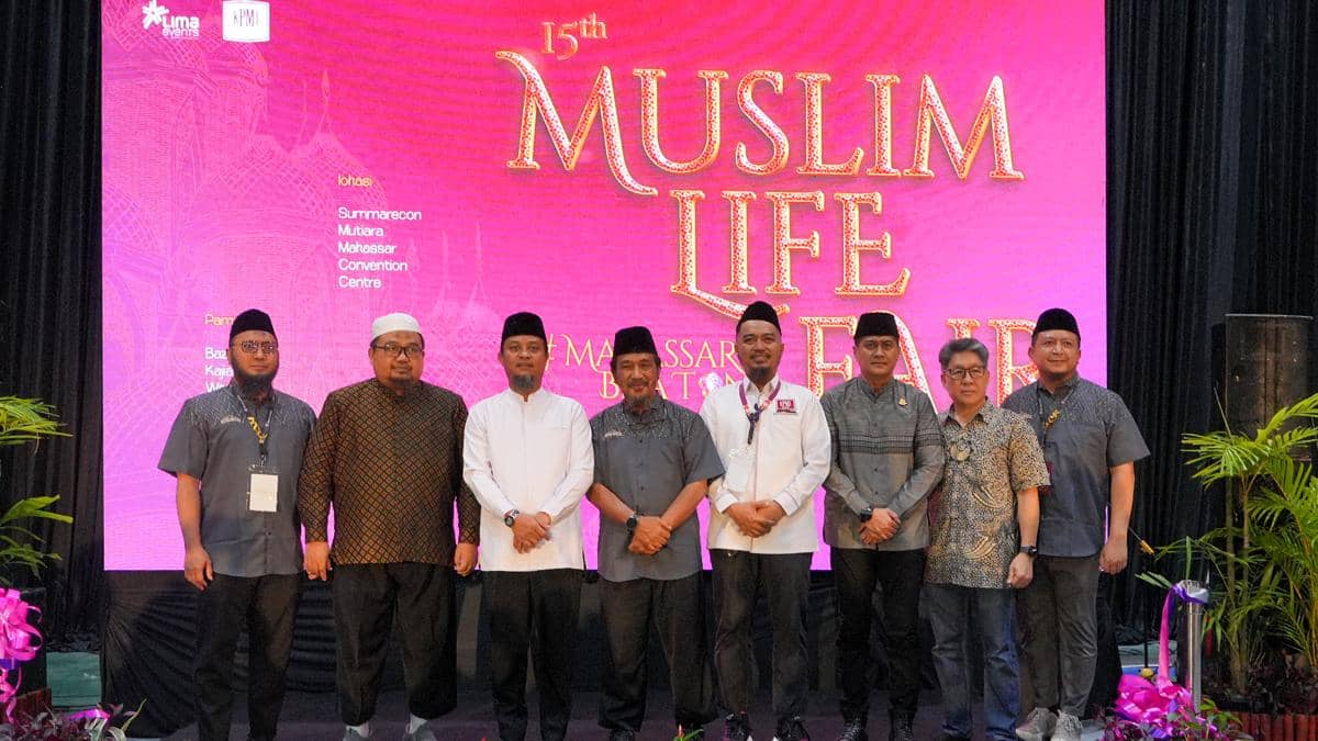 Sejumlah pria berbusana muslim dan batik berfoto bersama di depan panggung bertuliskan Muslim Life Fair 2026 di Makassar.